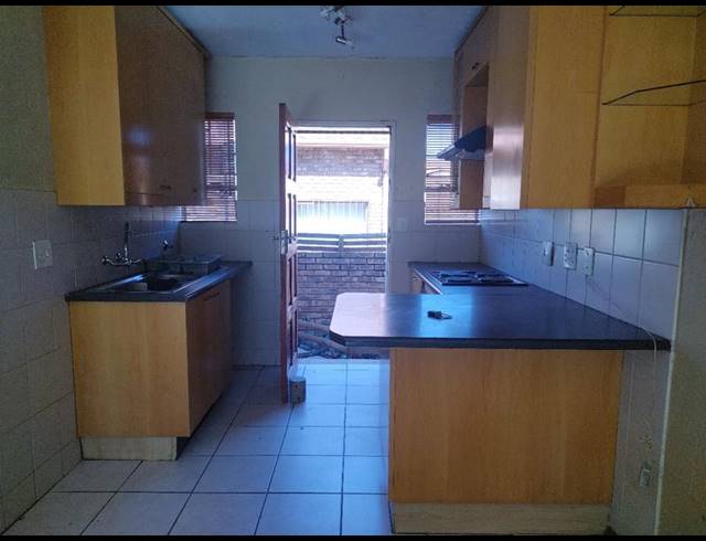 3 BEDROOM TOWNHOUSE FOR SALE IN WILGEHEUWEL